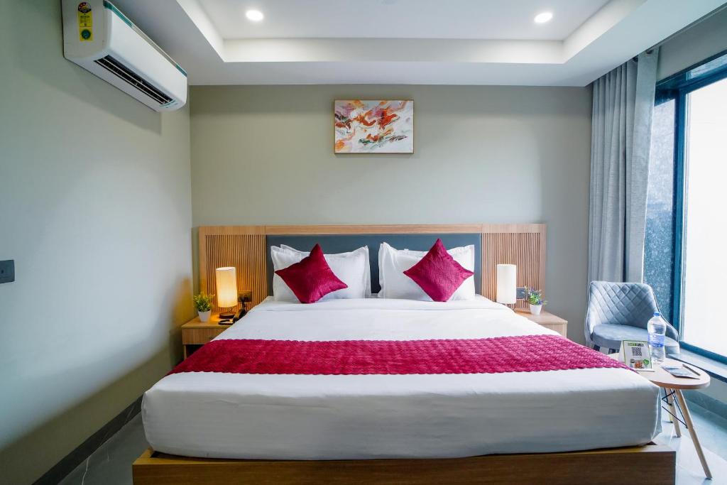Deluxe Balcony Room with City View