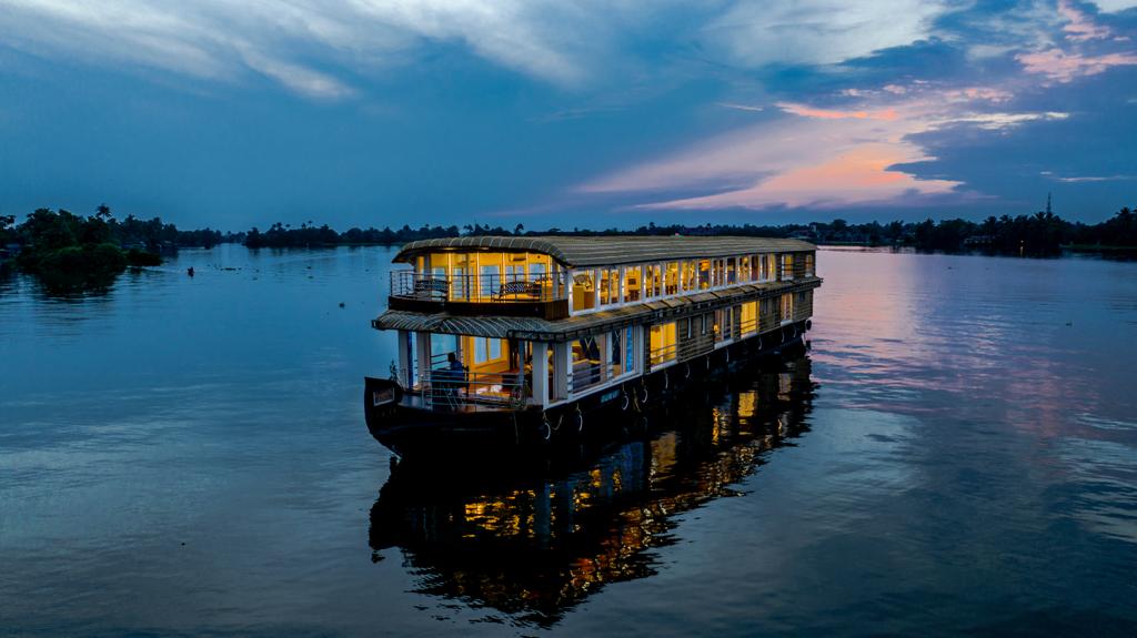 Cosy Houseboat, Alleppey
