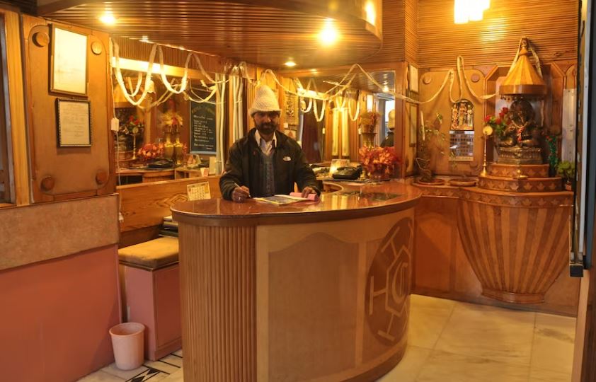 Hotel Cosmos - The Mall Road Shimla, Shimla 3
