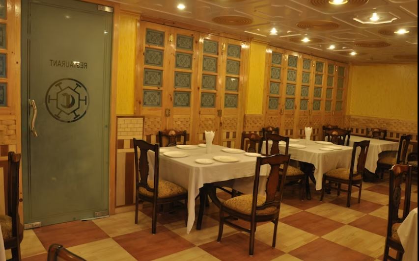 Hotel Cosmos - The Mall Road Shimla, Shimla 4