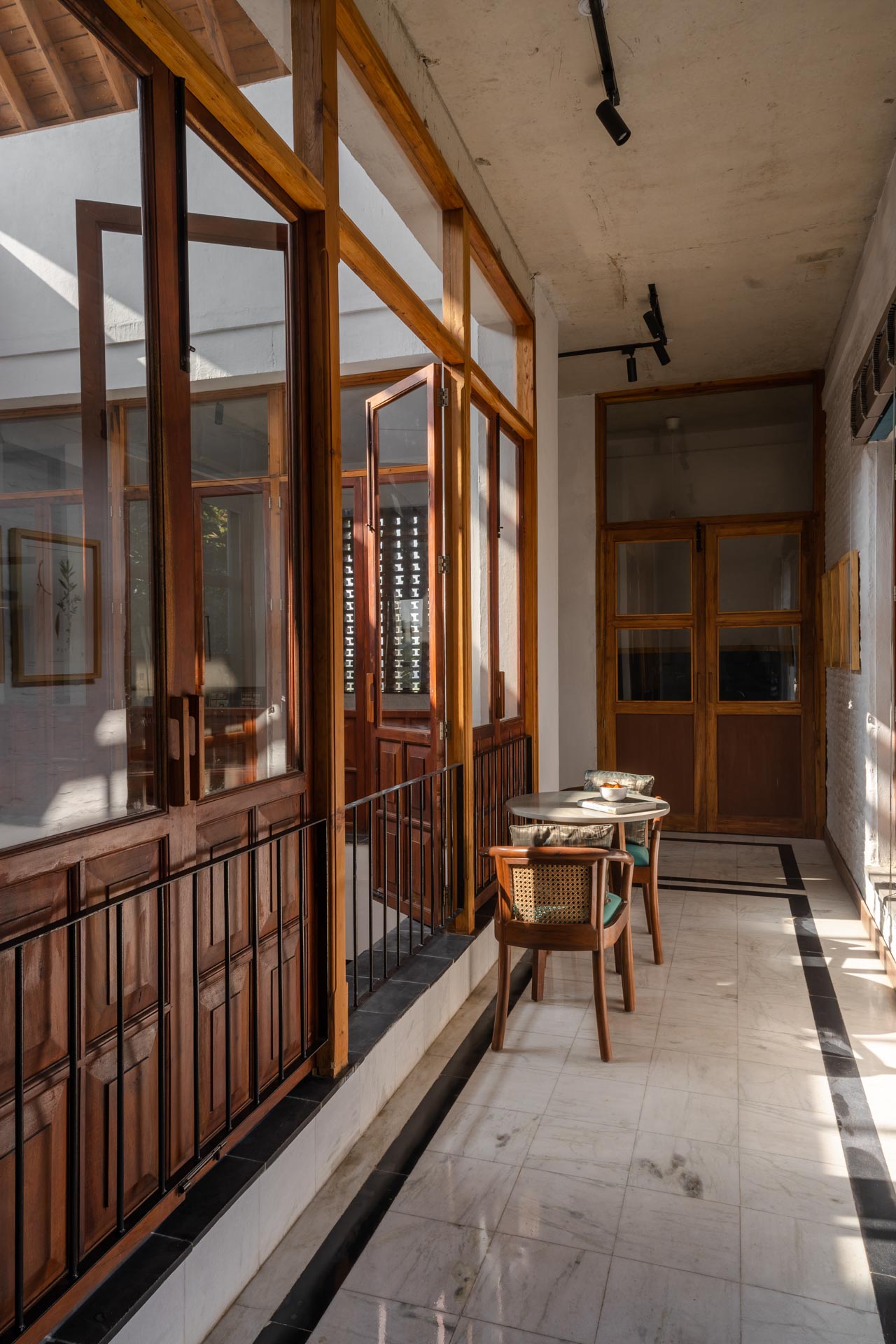 LohonoStays Sadhrana Bagh - Library