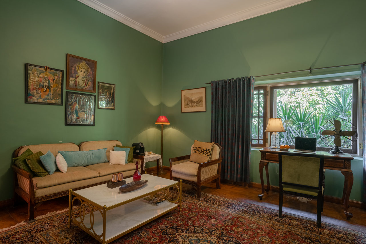 LohonoStays Srinivas - The Royal Residence