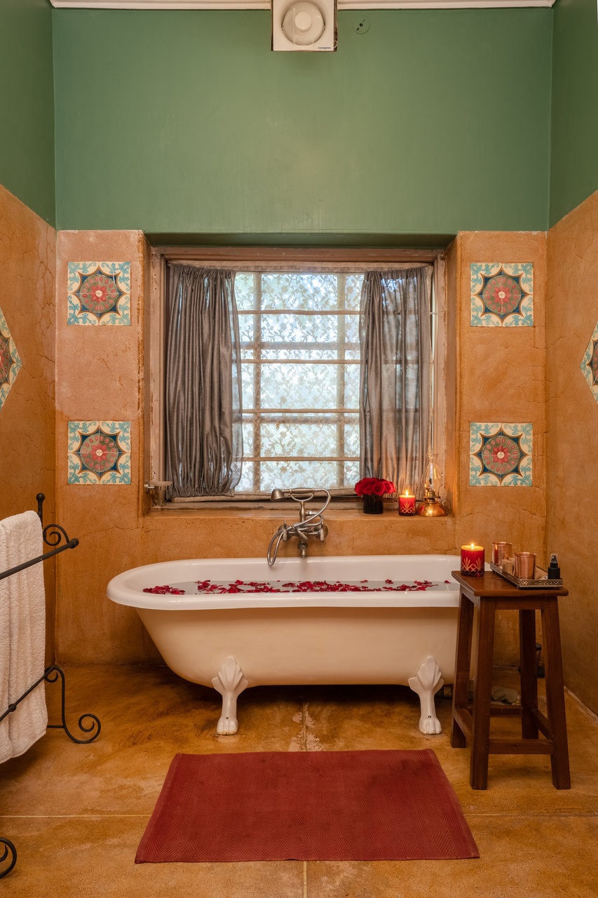 LohonoStays Srinivas - The Royal Residence