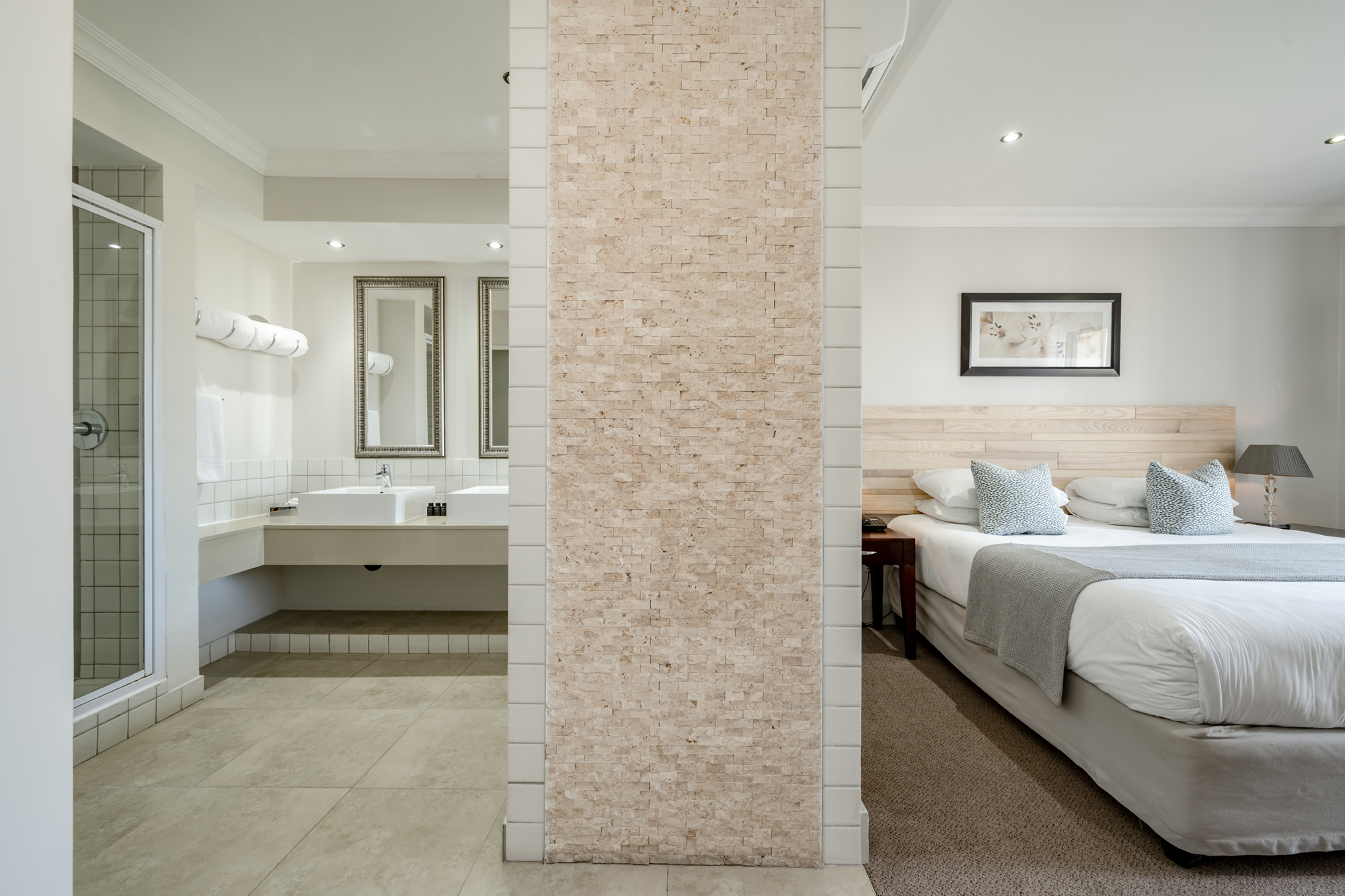 Inter-Connecting 2-Bedroom Bay Residence - 1