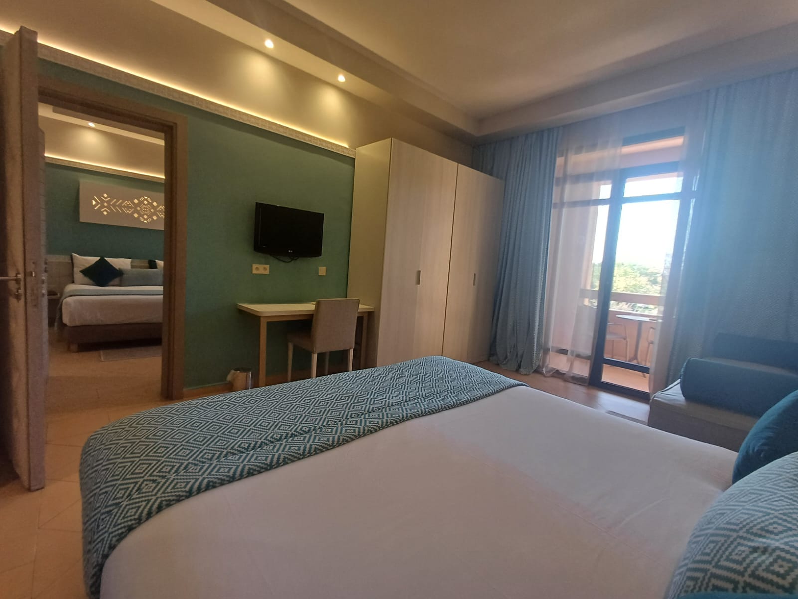 2 inter-connecting rooms with balcony/terrace